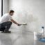 découvrez nos conseils pour traiter efficacement le béton ciré et prévenir les taches d'humidité afin de préserver son esthétique et sa durabilité.