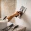 découvrez les techniques indispensables pour enduire un mur parfaitement et les erreurs courantes à éviter afin d'obtenir un résultat lisse et durable.