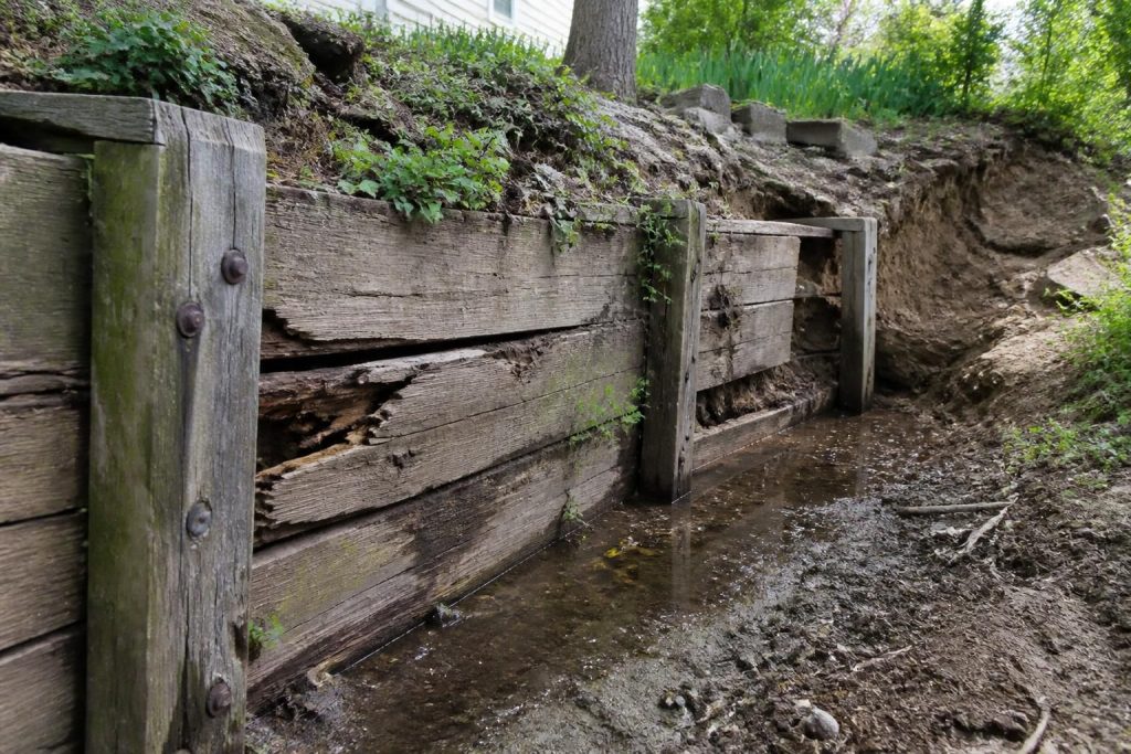 découvrez les erreurs fréquentes qui compromettent la durabilité des murs de soutènement en bois et apprenez comment les éviter pour assurer leur longévité.