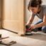découvrez comment poncer le bas d'une porte sans la dégonder grâce à ce tuto simple et pratique pour améliorer le confort de votre intérieur.