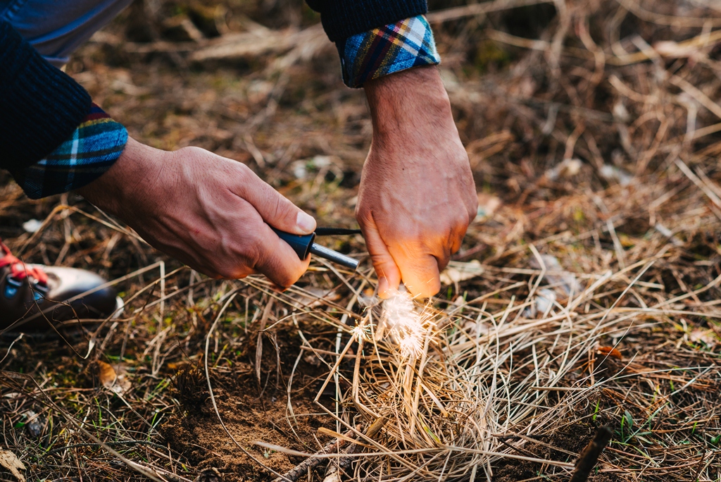 Comment faire un feu : 3 façons simples d’attiser les flammes