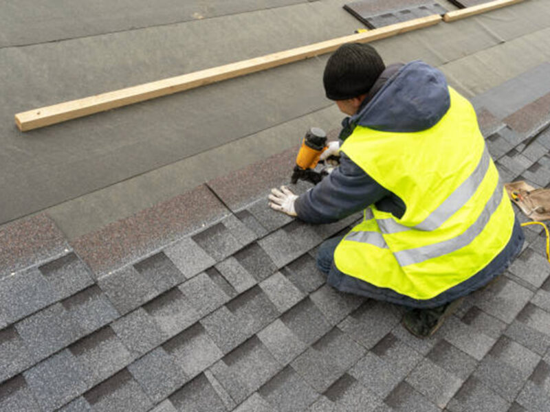 Maîtrisez votre toit avec l’artisan couvreur : gardien de votre confort et de votre sécurité