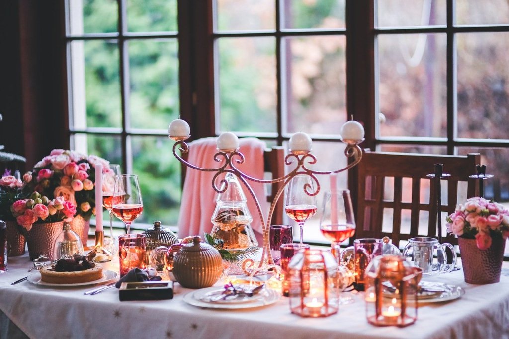 Idées de décoration pour les repas de Noël modernes : idées de déco de table