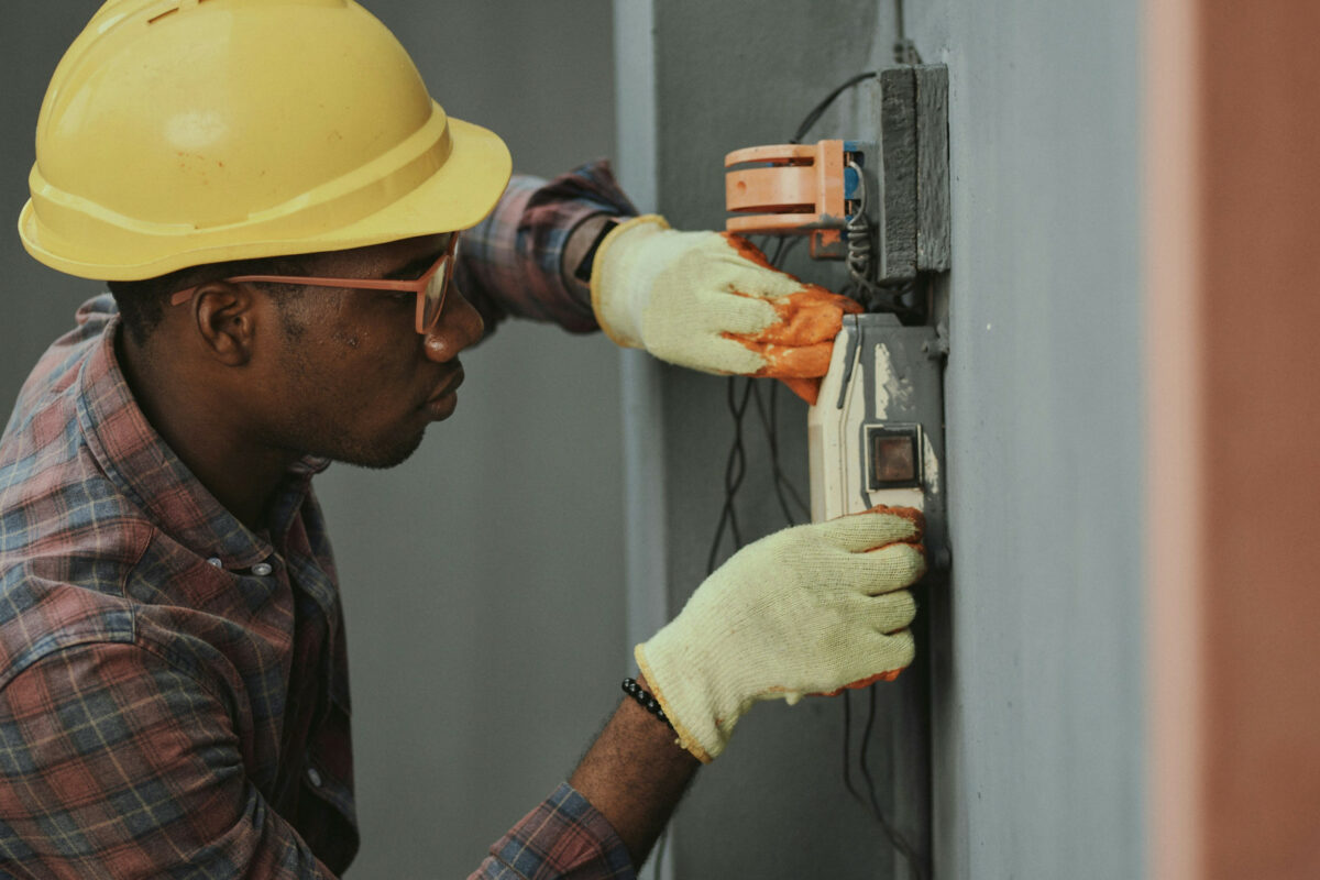 Les secrets pour choisir l’électricien idéal pour votre projet