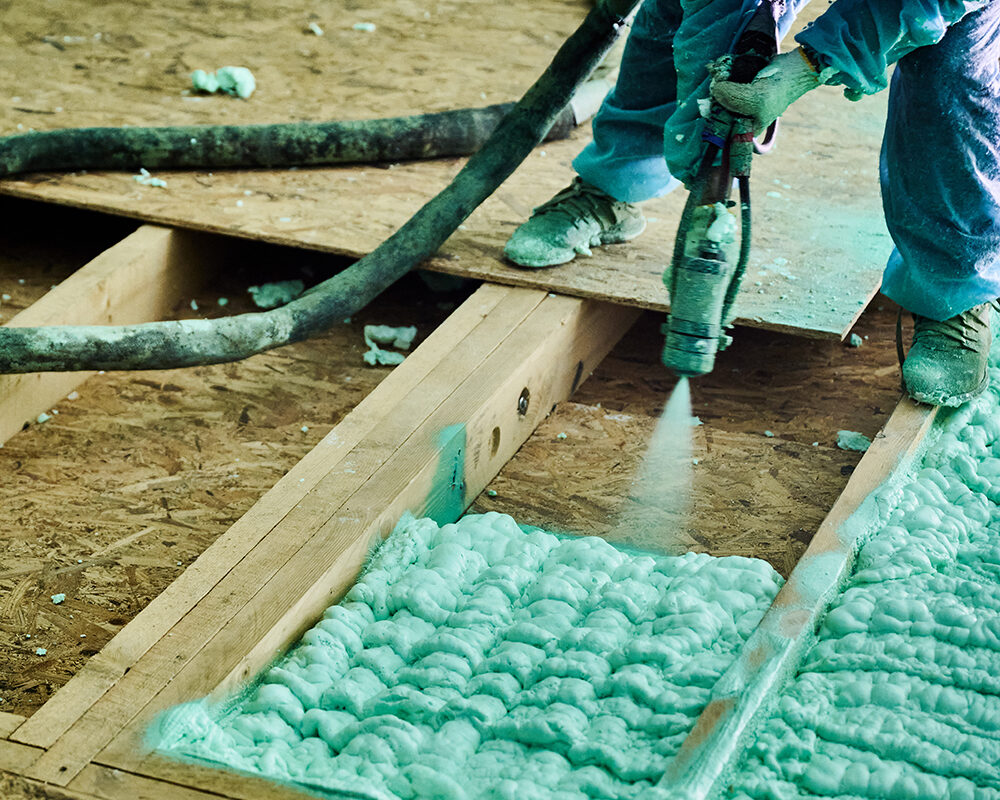 Comment enlever de la mousse polyuréthane sur du carrelage