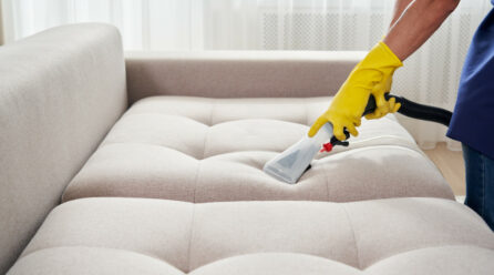 Comment nettoyer un canapé et pourquoi vous devriez vraiment le faire