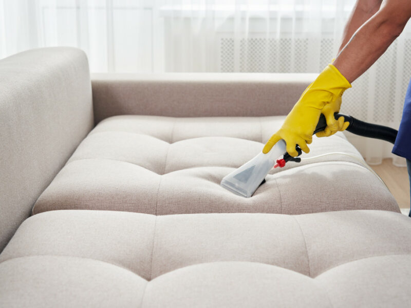 Comment nettoyer un canapé et pourquoi vous devriez vraiment le faire