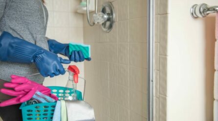 Comment nettoyer les portes de douche de salle de bains