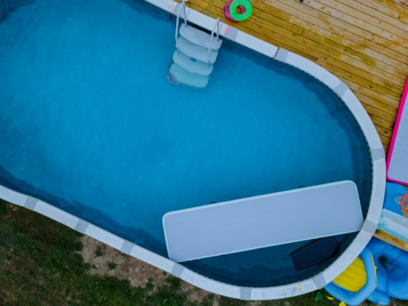 Piscines gunite vs béton projeté : quelle est la meilleure solution ?