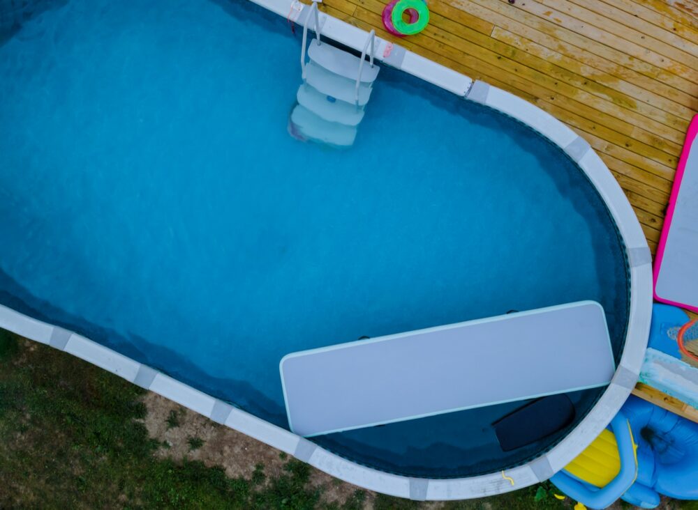 Piscines gunite vs béton projeté : quelle est la meilleure solution ?