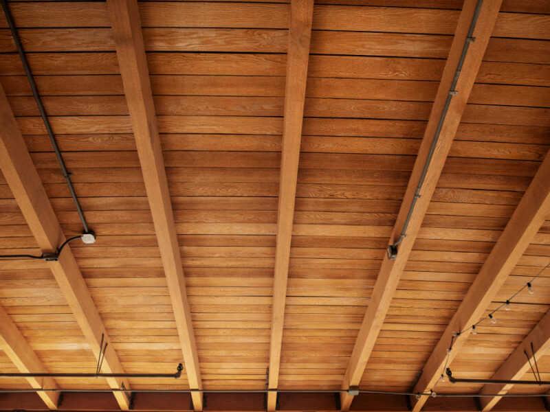 Comment bricoler un plafond en planches de bois