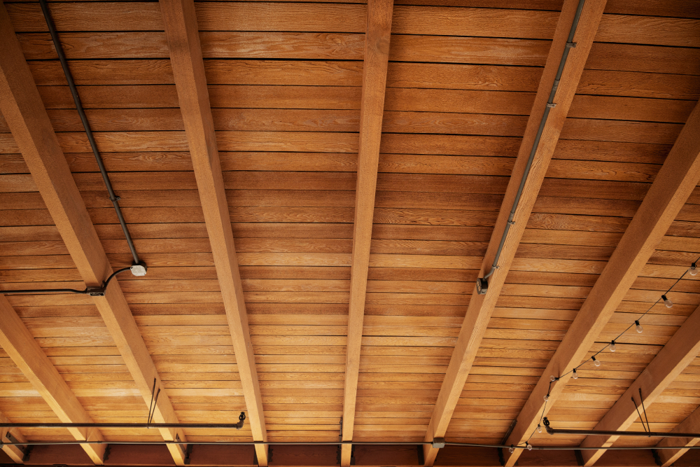 Comment bricoler un plafond en planches de bois
