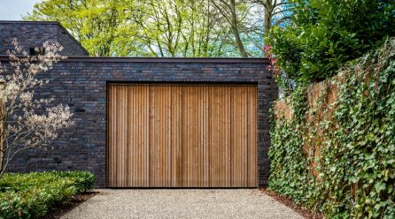 Comment faire en sorte que votre porte de garage s’intègre naturellement dans le paysage
