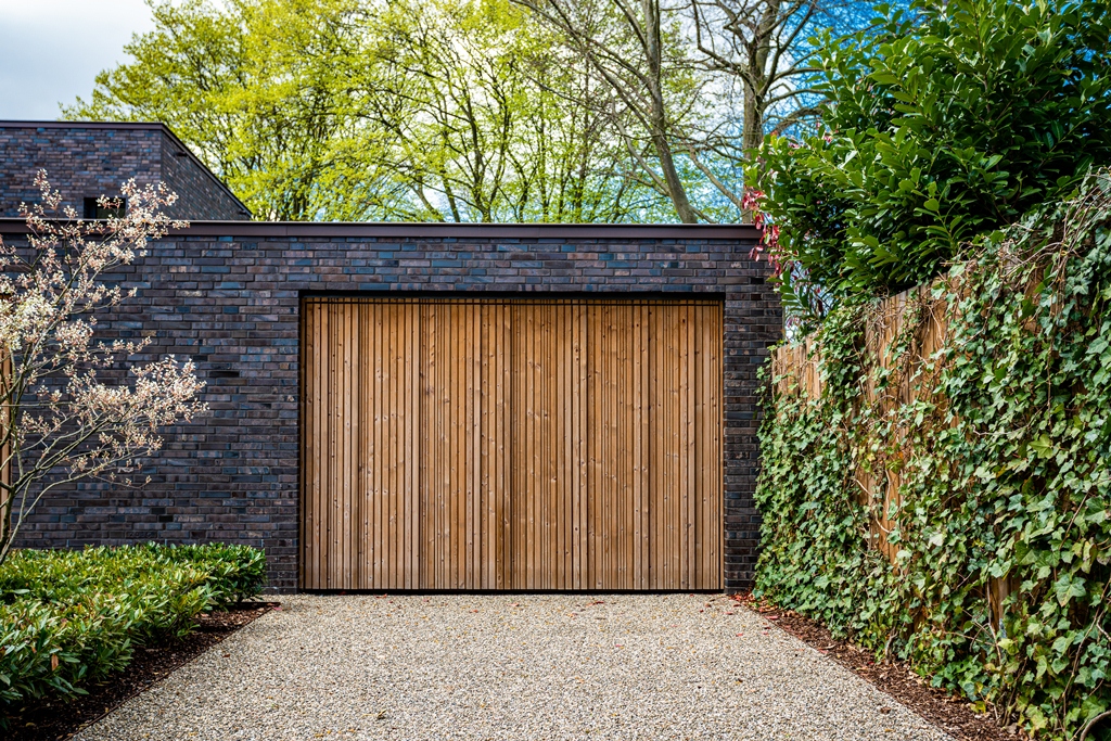 Comment faire en sorte que votre porte de garage s’intègre naturellement dans le paysage