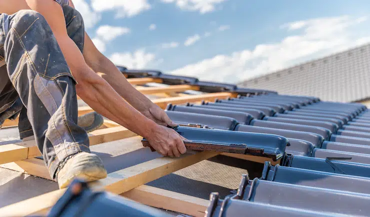 Quel est le prix d’une toiture en tuiles : coût moyen et tarif de pose