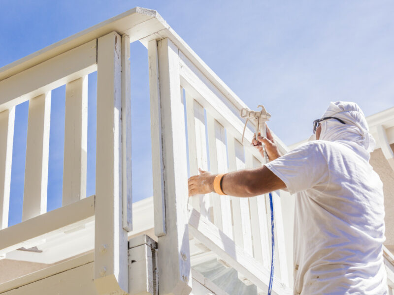 Comment choisir la peinture idéale pour repeindre sa façade en Normandie ?