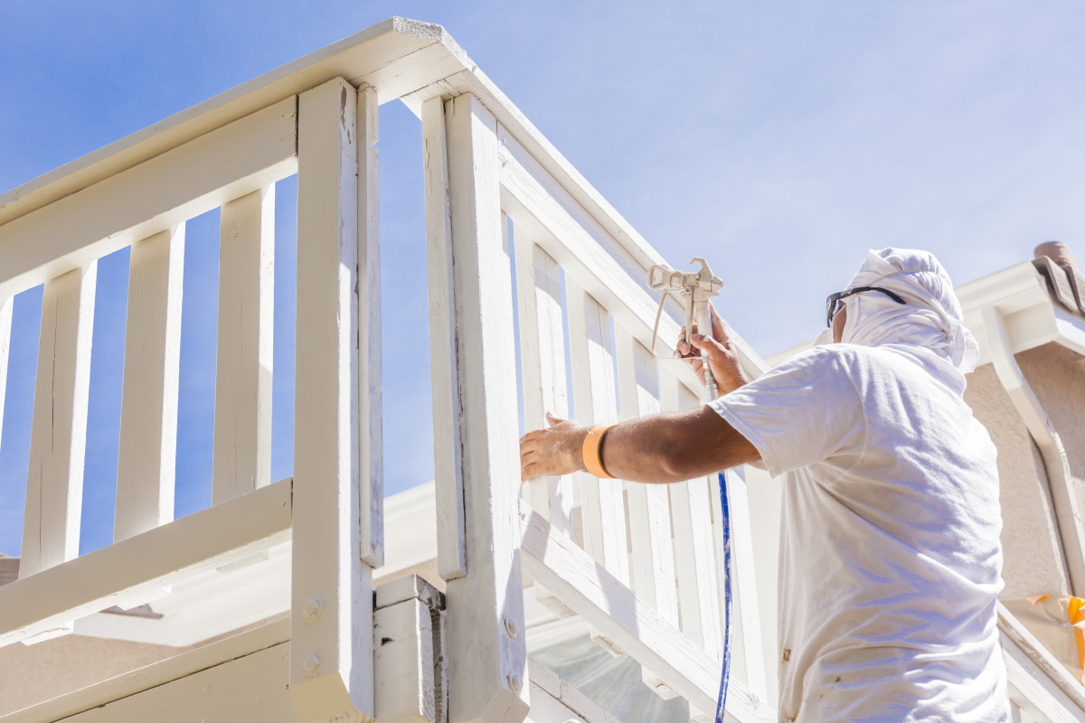 Comment choisir la peinture idéale pour repeindre sa façade en Normandie ?