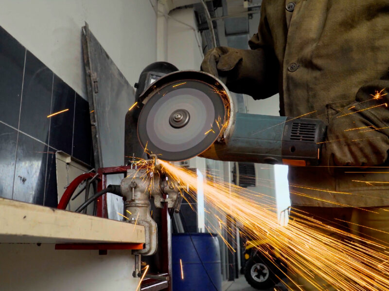 Les différents types de meuleuses et leurs usages : angle, droite, mini, pneumatique